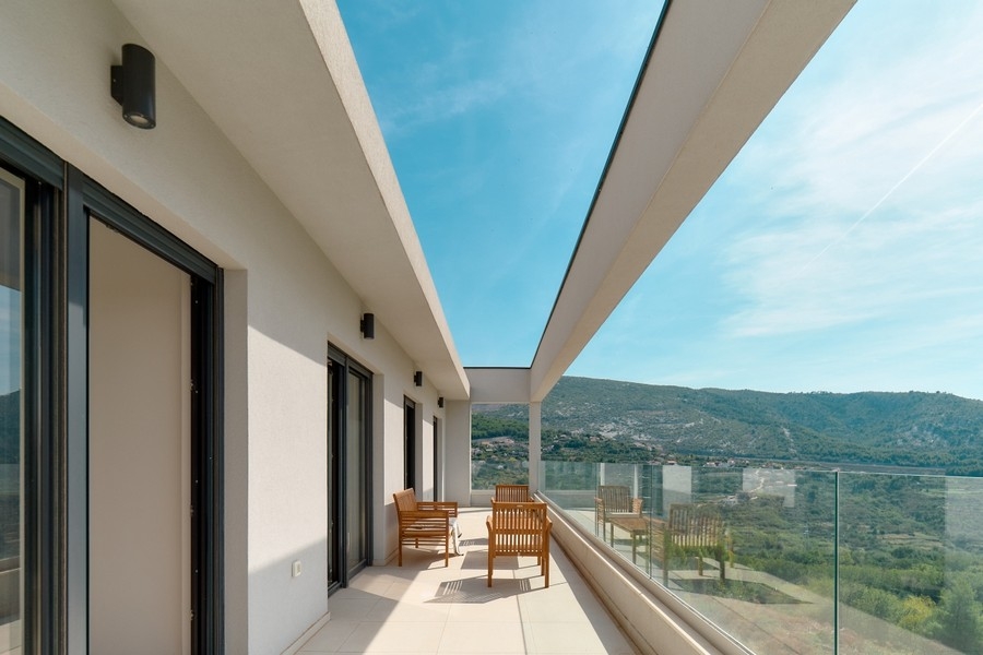 Moderná luxusná vila neďaleko Splitu v Chorvátsku na predaj.