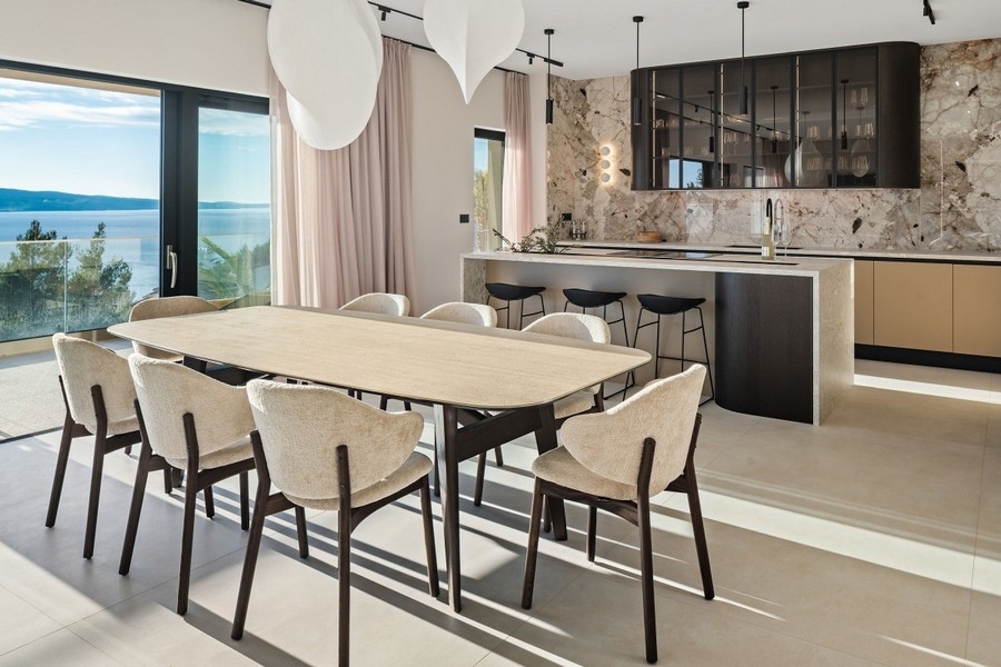 Dizajnová kuchyňa so zadnou stenou z prírodného kameňa a barovým pultom