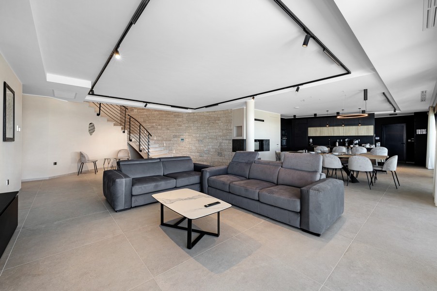 Priestranná obývacia izba a jedálenský kút s otvorenou kuchyňou