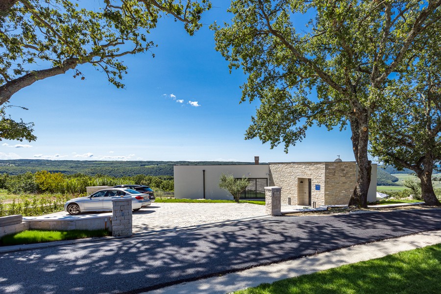 Vstup s parkovacími miestami a fasádou z prírodného kameňa v tichej lokalite