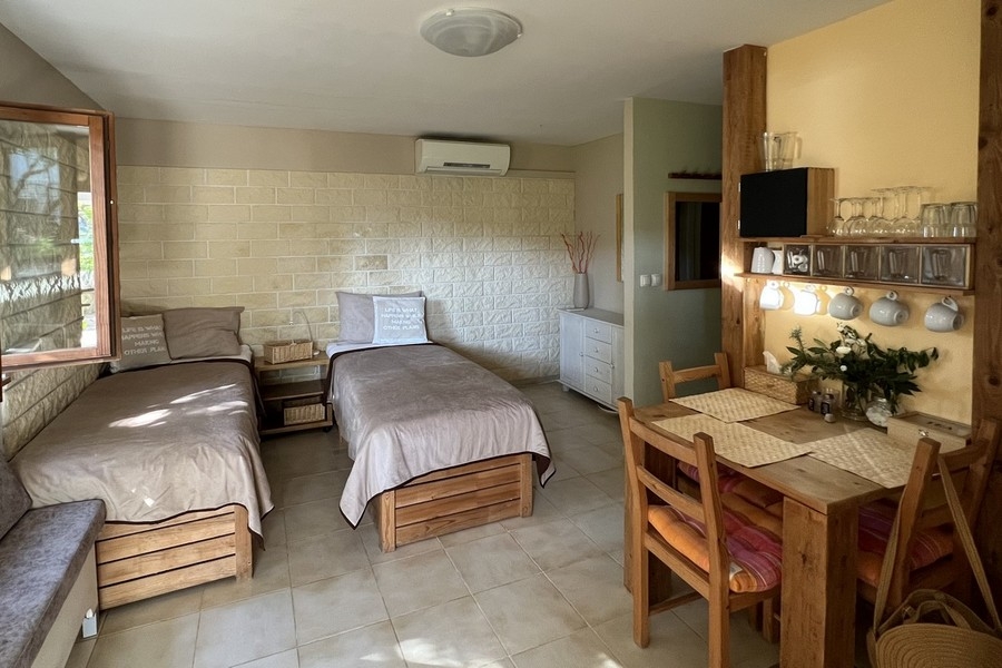 Spálňa s dvoma jednolôžkami a malým jedálenským kútom