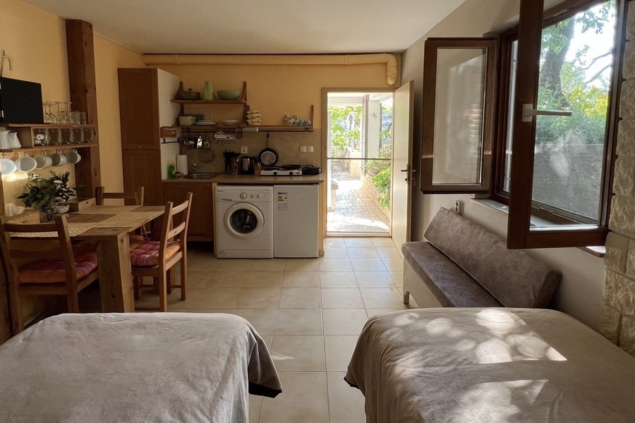 Štúdio s kuchynkou a prístupom do vonkajšieho priestoru