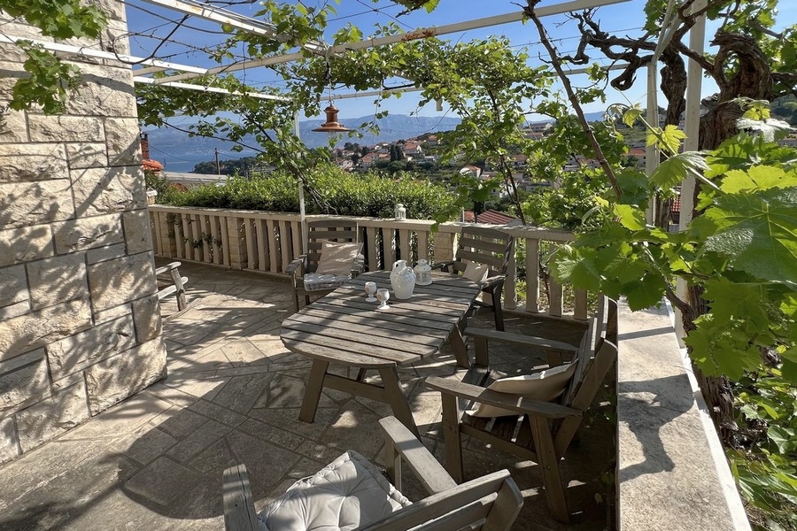 Výhľad na more z terasy nehnuteľnosti H3819 na ostrove Brač v Chorvátsku.