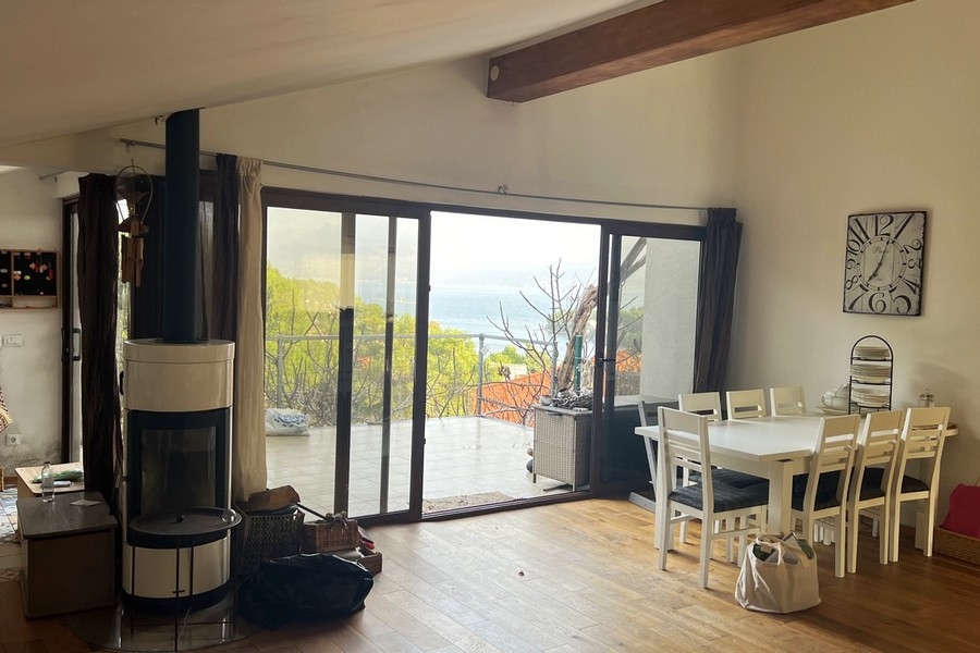 Jedáleň s priamym prístupom na terasu