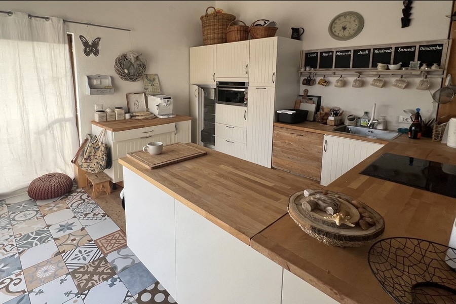 Moderná kuchyňa s ostrovčekom na varenie a drevenou pracovnou doskou