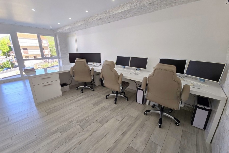 Kancelária s niekoľkými pracovnými stanicami a veľkým oknom