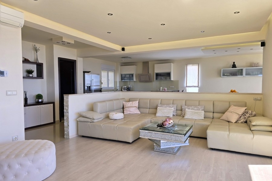 Obývacia izba s otvorenou kuchyňou a moderným dizajnom