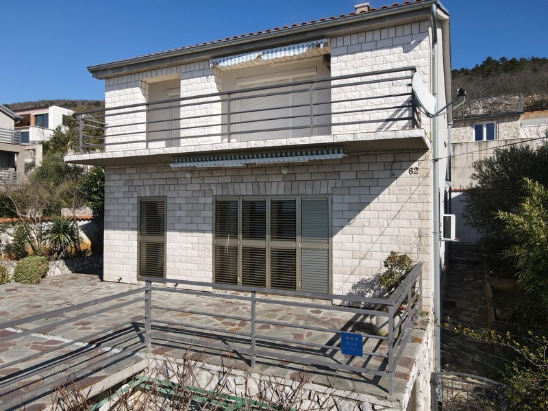 Fasáda domu s balkónom a terasou