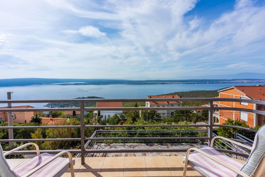 Výhľad na more z terasy domu H3821 neďaleko Crikvenice v Chorvátsku.