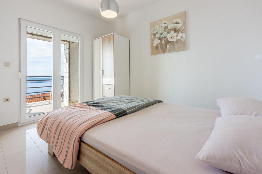Spálňa s manželskou posteľou a prístupom na balkón