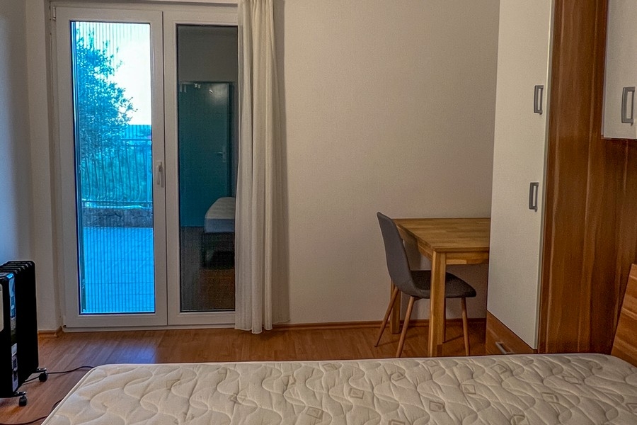 Spálňa s prístupom na balkón a písacím stolom