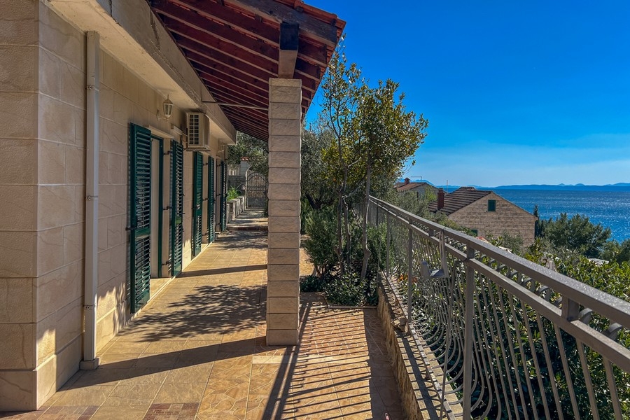 Terasa s výhľadom na more pozdĺž domu