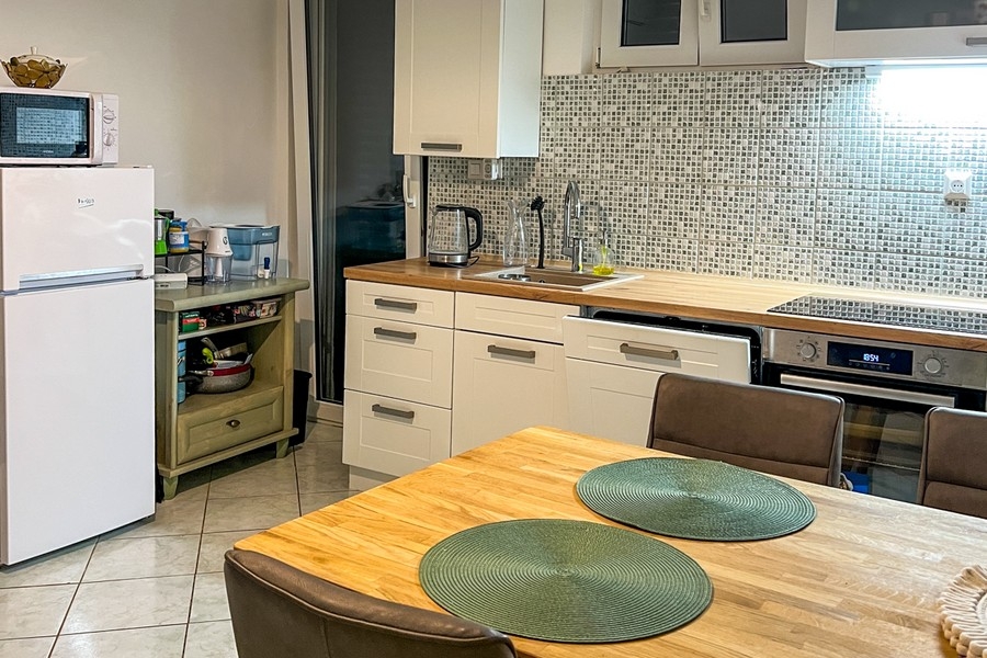 Kuchyňa s pracovnou doskou a jedálenským kútom