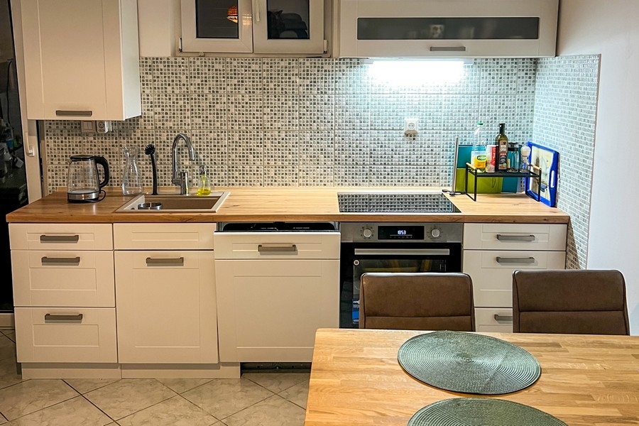 Moderne zariadená kuchyňa s varnou doskou a drezom