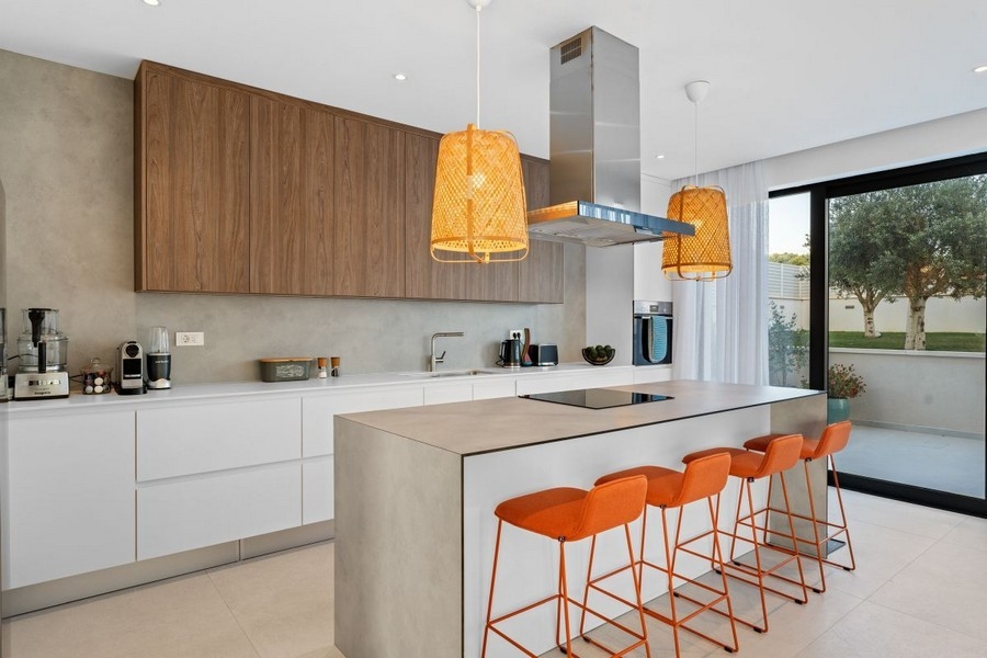 Moderná kuchynská linka s varným ostrovčekom a kvalitnými vstavanými spotrebičmi