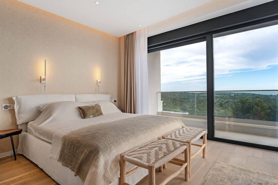 Spálňa s balkónom a krásnym výhľadom na krajinu a more