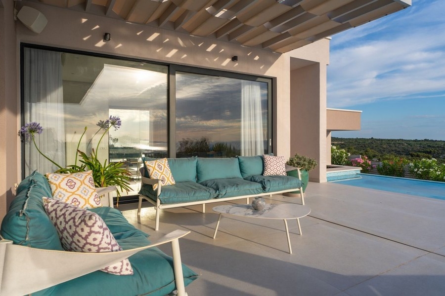 Krytá terasa so salónikom a výhľadom na bazén a more