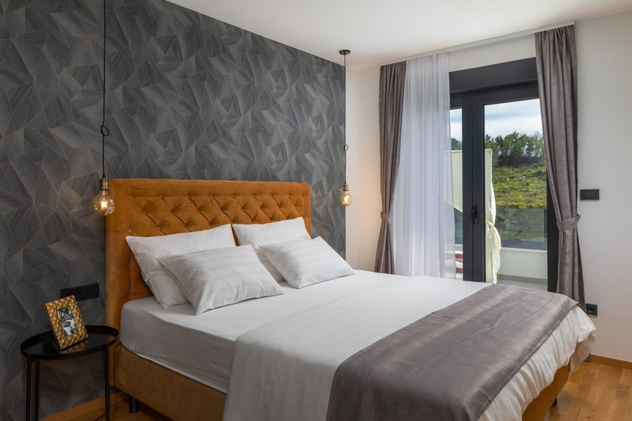 Spálňa s manželskou posteľou a prístupom na balkón