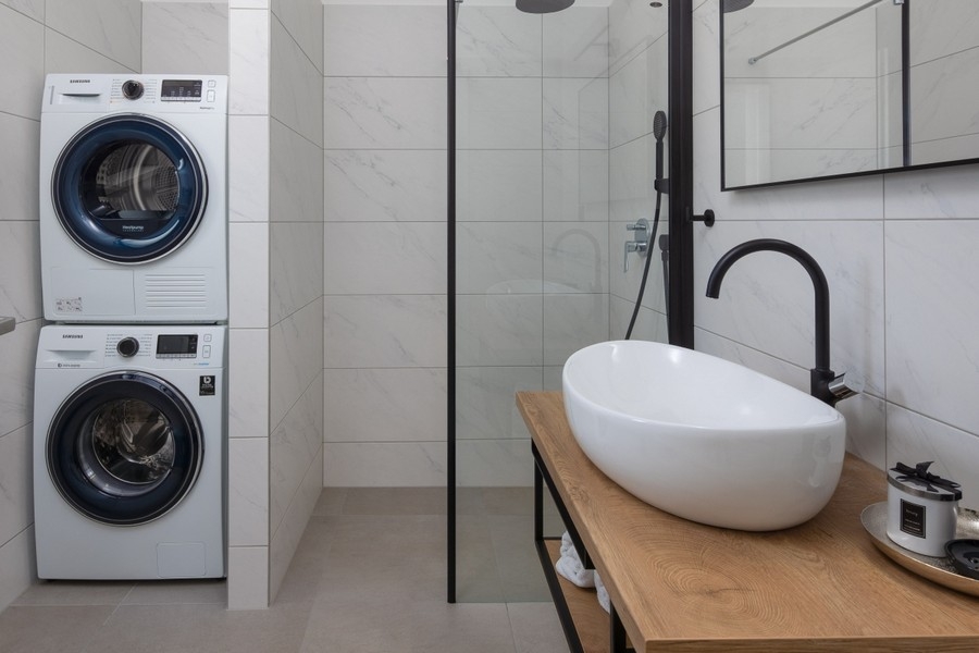 Moderná kúpeľňa so sprchovacím kútom a práčkou