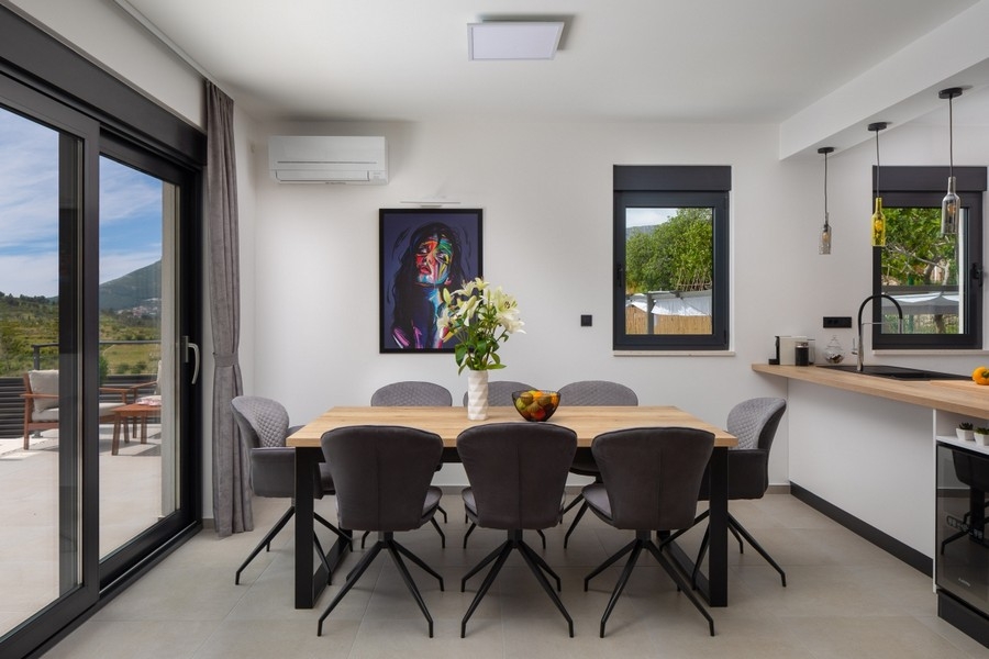 Jedáleň s výstupom na terasu a výhľadom do zelene