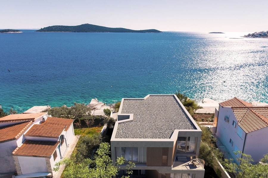 Moderná novopostavená vila v prvom rade pri mori v Rogoznici