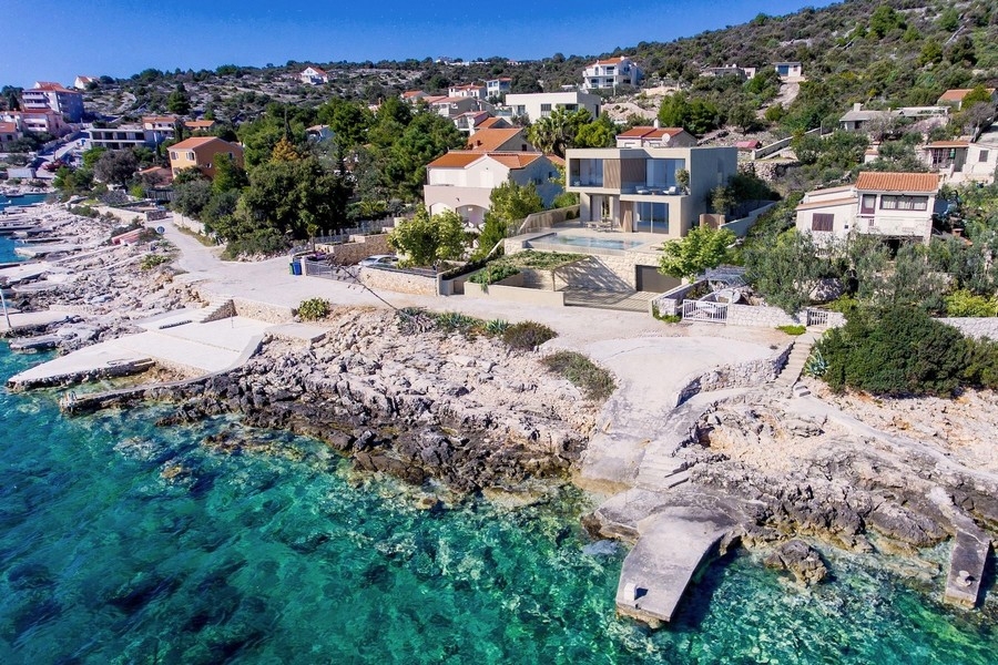 Vila v prvom rade pri mori s výhľadom na pobrežie neďaleko Rogoznice