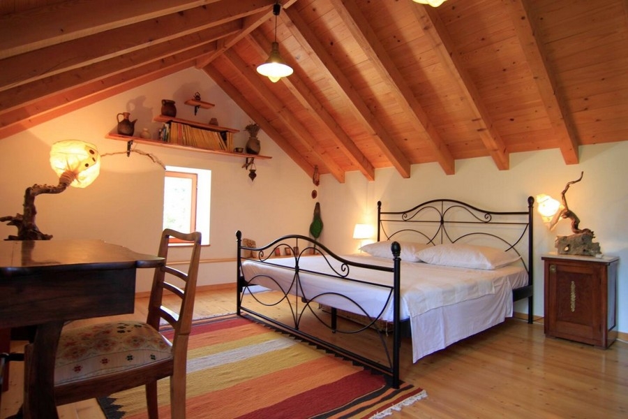 Spálňa v podkroví domu H3828 v Chorvátsku.