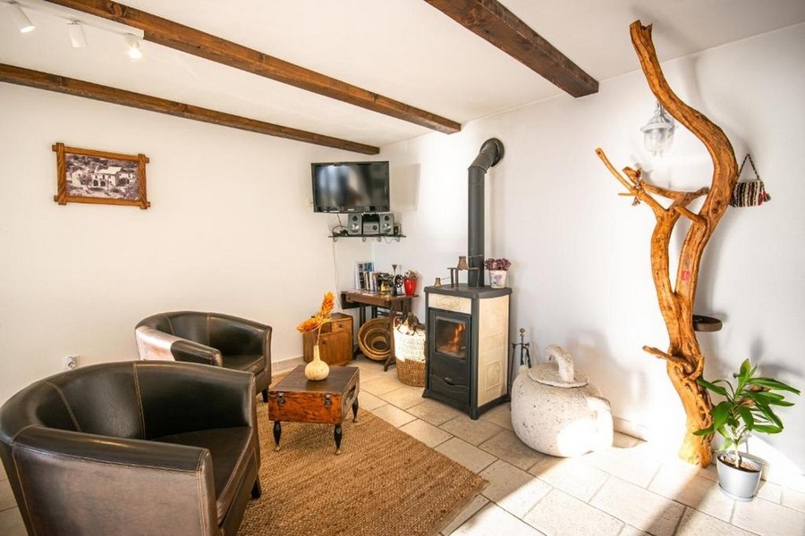 Posedenie s krbom v obývacej izbe