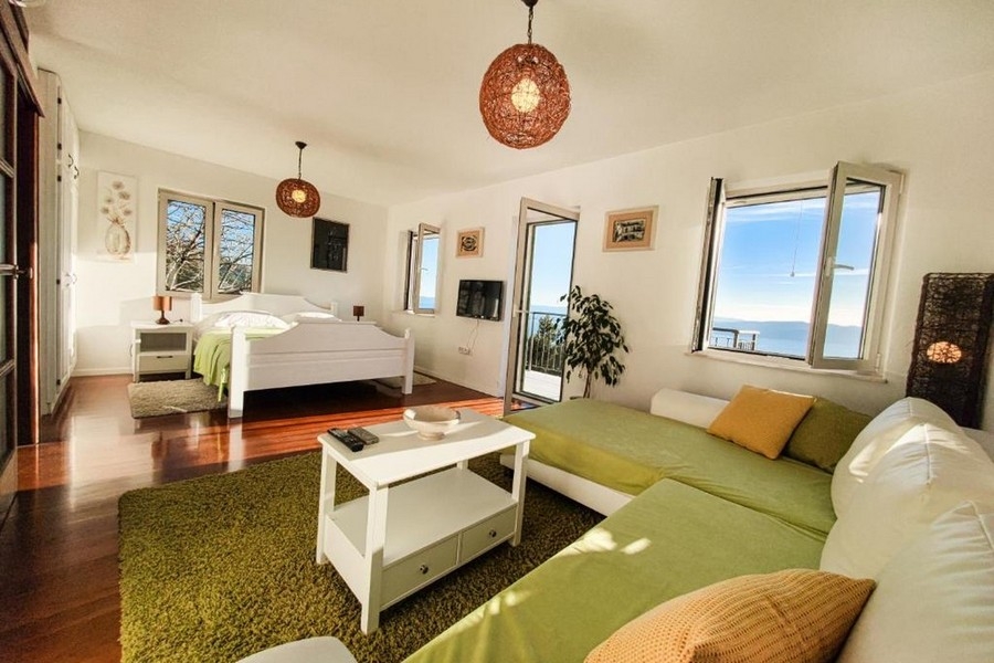 Spálňa s výhľadom na more a balkónom