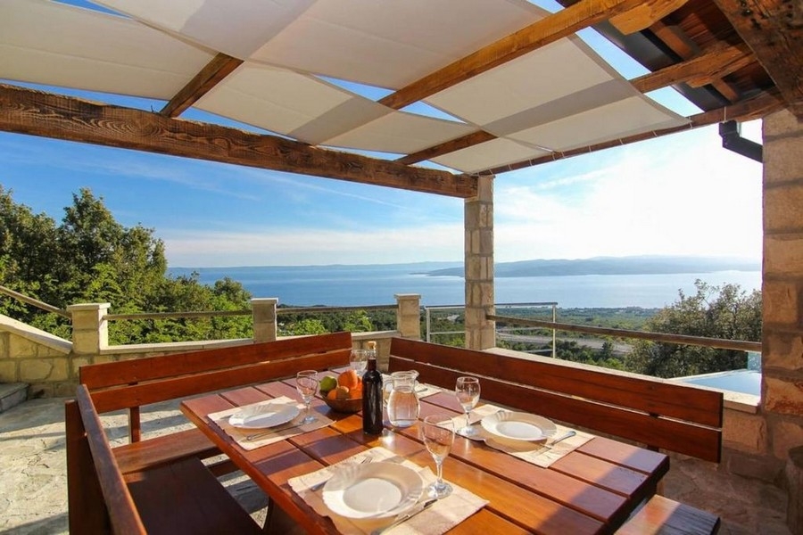 Krytá terasa s posedením a výhľadom na more