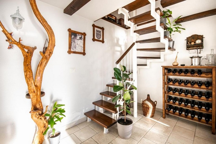 Schodisko v obývacej časti s drevenými stupňami