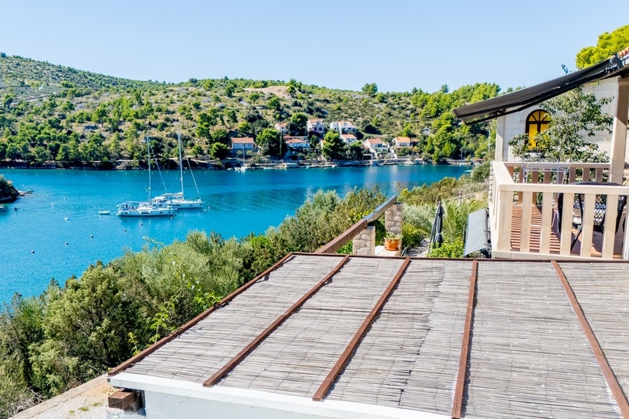 Výhľad na more z balkóna domu H3830 na ostrove Brač v Chorvátsku.