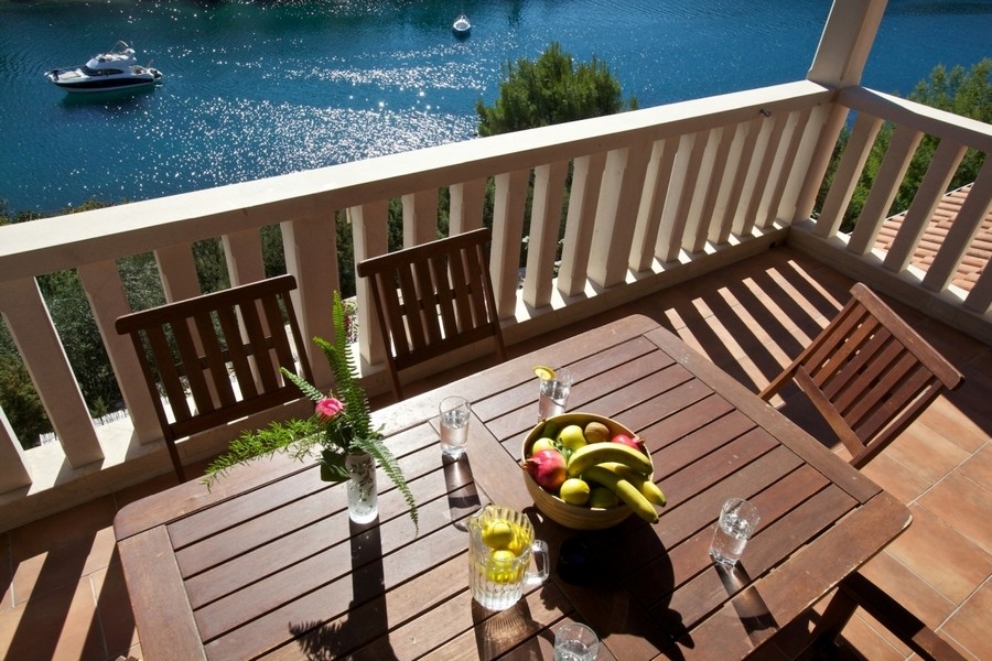 Terasa so stolom a výhľadom na more na záliv