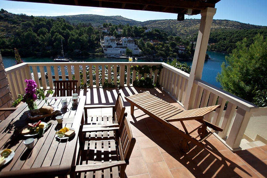 Veľká terasa s posedením a výhľadom na záliv