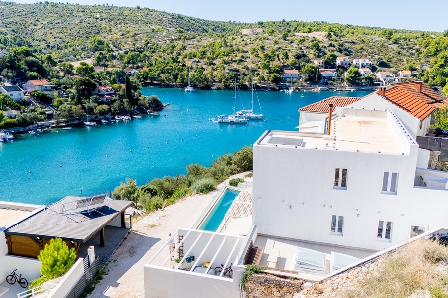 Vila pri mori na predaj na ostrove Brač v Chorvátsku.