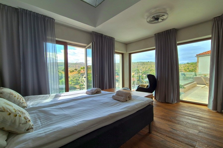 Spálňa s panoramatickými oknami a výhľadom na more