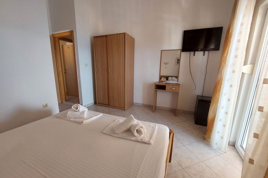 Hotelová izba s TV a balkónom