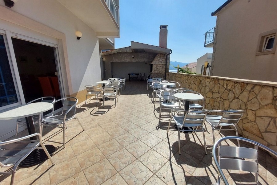 Terasa reštaurácie s posedením