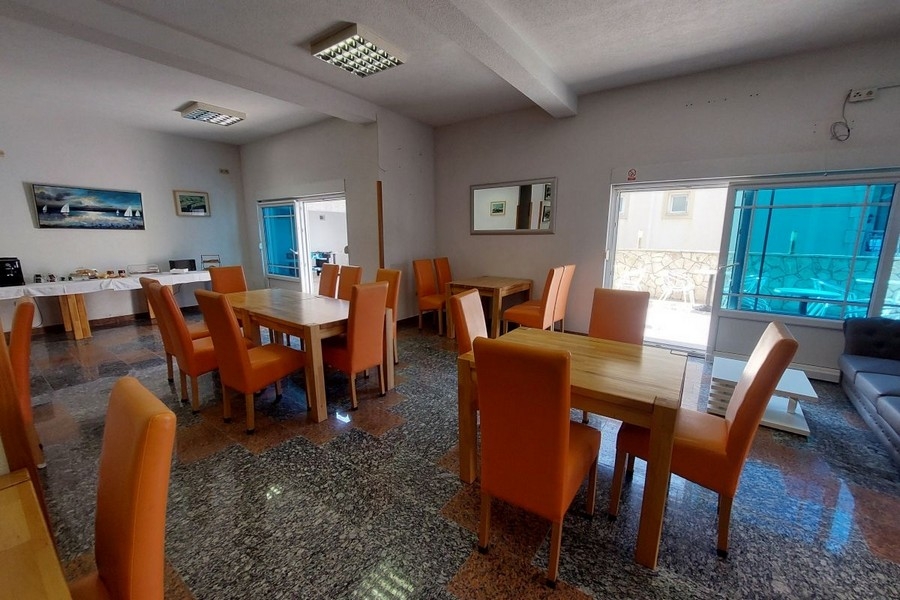 Interiér reštaurácie so stolmi