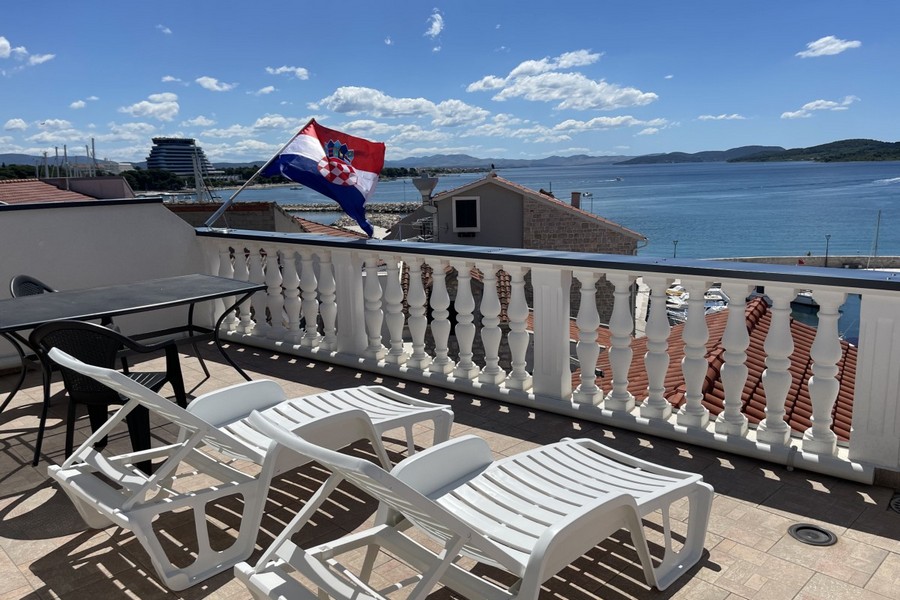 Terasa s ležadlami a výhľadom na more v Chorvátsku