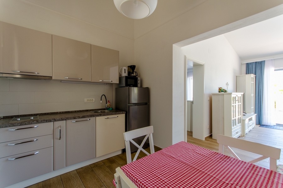 Kuchyňa s jedálenskou časťou a výhľadom do obývačky