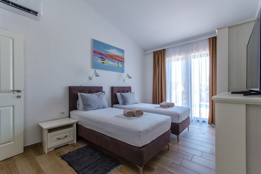 Spálňa s dvomi jednolôžkami a prístupom na balkón