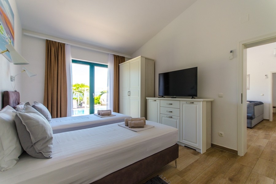 Spálňa s dvomi samostatnými lôžkami a výhľadom na terasu