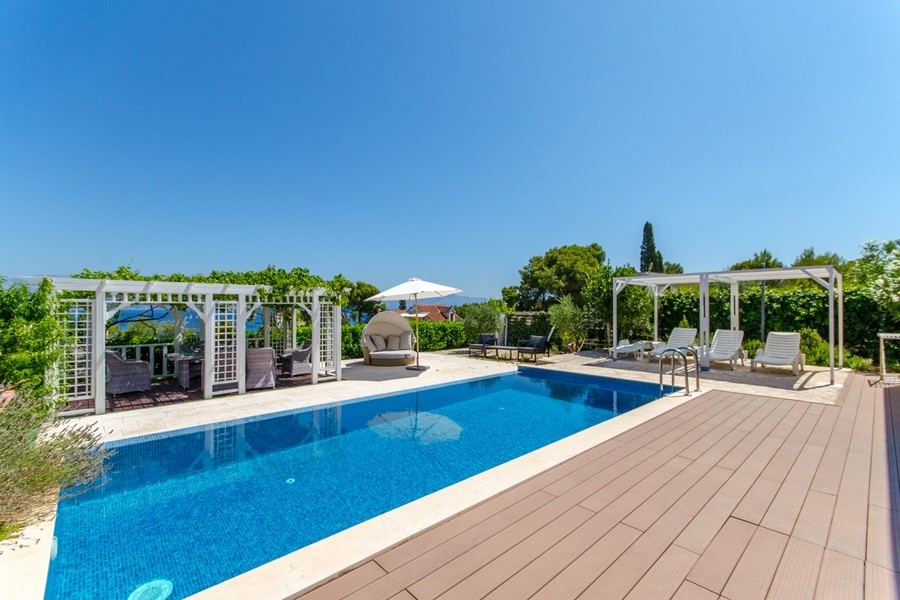 Bazén so slnečnou terasou - dom H3836 na Brači v Chorvátsku.
