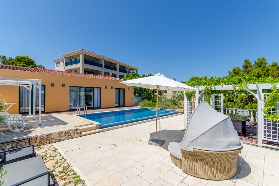 Vila s bazénom a slnečnou terasou na ostrove Brač