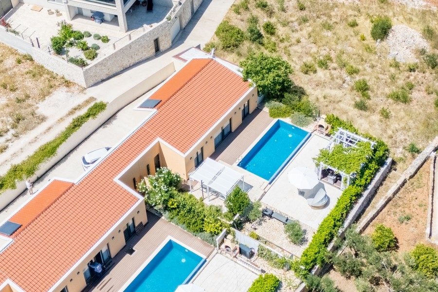 Letecký pohľad na vilu s dvoma bazénmi a terasami