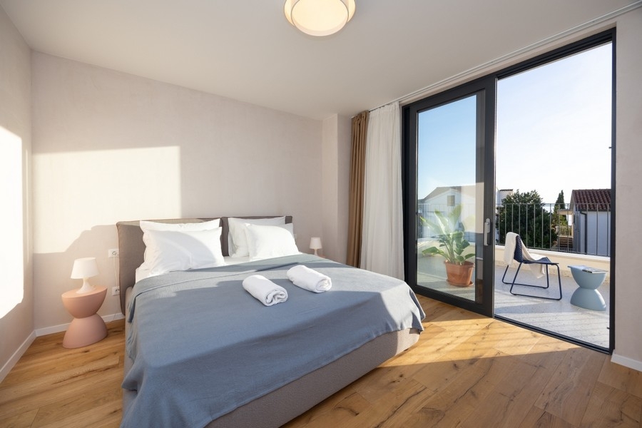 Spálňa s manželskou posteľou a prístupom na terasu vily H3837 v Rogoznici, Chorvátsko.