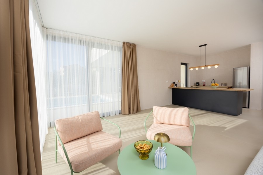 Otvorený obývací priestor s kuchyňou a veľkými oknami