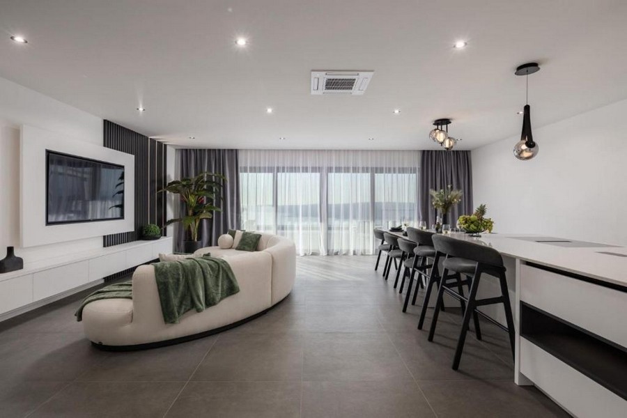 Otvorená obývacia izba s kuchyňou a veľkým oknom