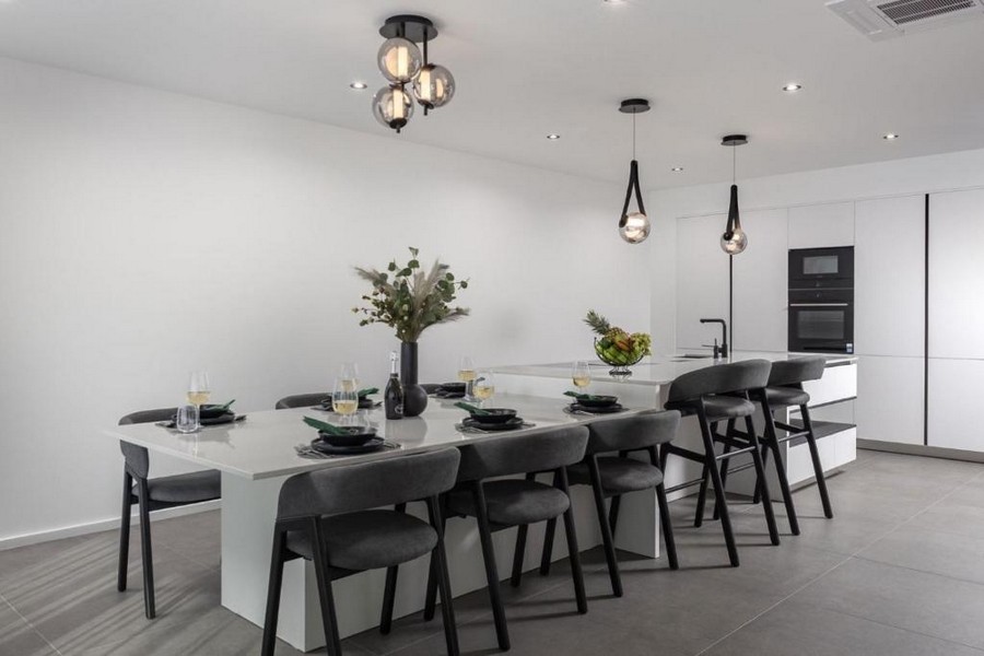 Jedálenský kút a kuchyňa v modernej vile